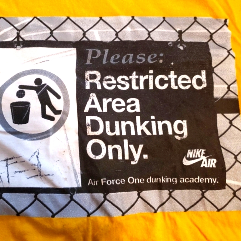 Nike Air Force One dunking regular tee Men's size Large new without tags-yellow